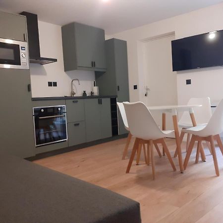Saint-Germain-En-Laye: Grand Studio En Centre Ville A 2 Minutes Du Rer Luaran gambar