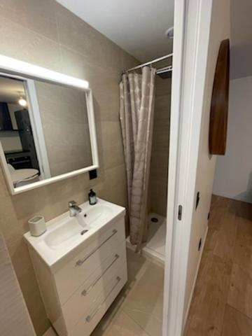 Saint-Germain-En-Laye: Grand Studio En Centre Ville A 2 Minutes Du Rer Luaran gambar
